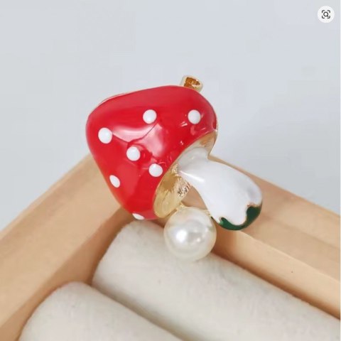 Broszka ozdobna czerwony grzybek muchomorek z perłą BZ191