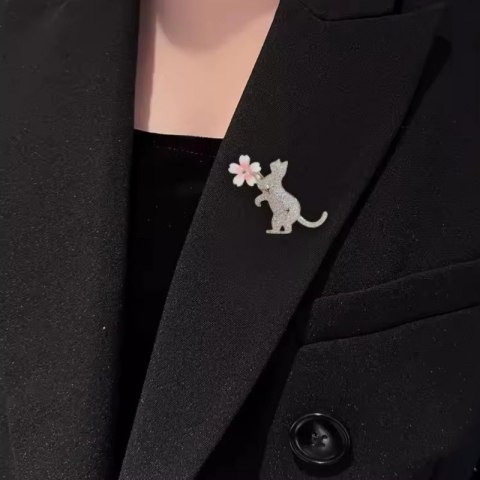 Broszka ozdobna emaliowana - kotek z kwiatkiem BZ211