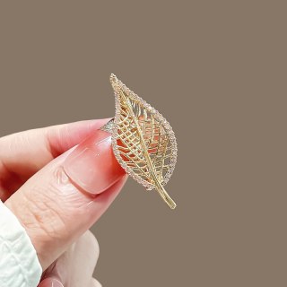 Broszka ozdobna - złoty liść z cyrkoniami BZ212