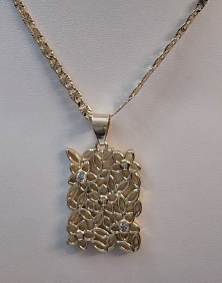 Naszyjnik ażurowy z kwiatek z cyrkonią