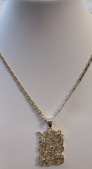 Naszyjnik ażurowy z kwiatek z cyrkonią