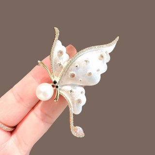 Broszka ozdobna - MOTYL z perłą, biała masa perłowa z cyrkoniami BZ227